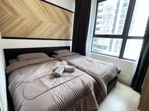 - un lit avec un ours en peluche dans une chambre dans l'établissement OFFER ! [3 bedroom apartment] Arte+ Ampang, à Ampang