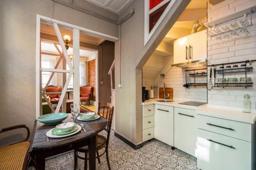 Kuchyň nebo kuchyňský kout v ubytování Classy Duplex Apartment w Balcony Near Golden Horn