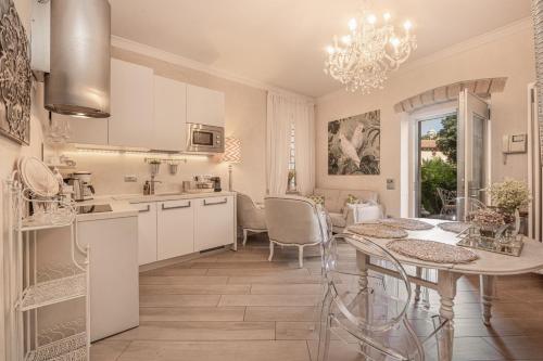 a kitchen and dining room with a table and chairs at Dolce Vita Santo Stefano in Verona