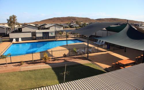 una vista aérea de una piscina en una casa en Aspen Karratha Village, en Karratha