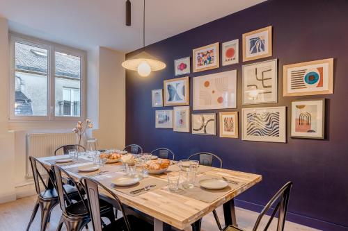 une salle à manger avec une table et des chaises en bois dans l'établissement Haxo - Superbe appt en centre ville pour 7, à Nantes