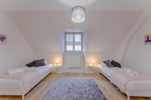 - 2 lits dans une chambre blanche avec 2 lampes dans l'établissement Haxo - Superbe appt en centre ville pour 7, à Nantes
