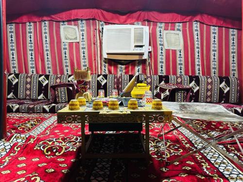 Cette chambre comprend une table avec de la nourriture. dans l'établissement شاليه ضفاف - Difaf Chalet - فخم وجديد وفاخر, à Djeddah