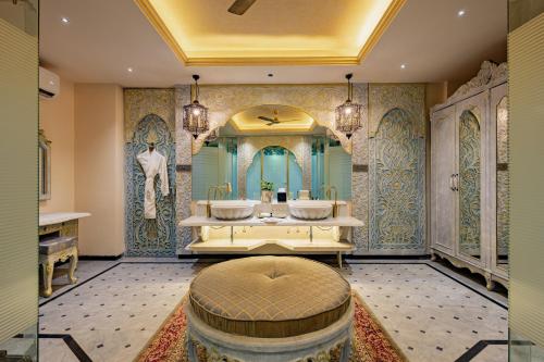 Et badeværelse på Shilp wellness Resort and Spa