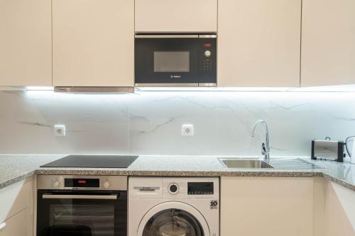 Dapur atau dapur kecil di Skyline Lofts by LovelyStay