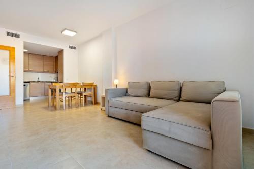 sala de estar con sofá y mesa en Hauzify I Apartament Balmanya 2D, en Sant Feliu de Guíxols