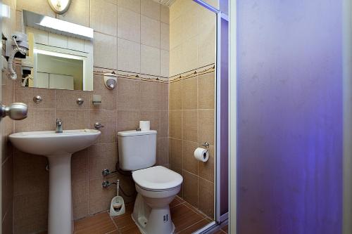 a bathroom with a toilet and a sink at Garden Park Beldibi Hotel in Beldibi