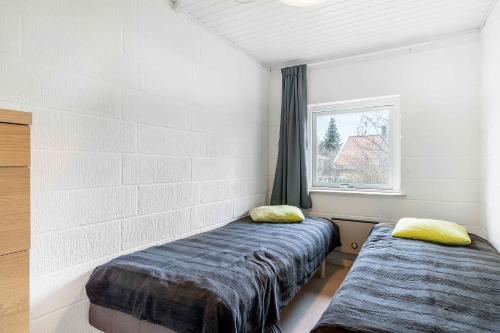 2 camas en una habitación con ventana en Holiday Home Near Water, Forest, And Mns Cliffs, en Stege