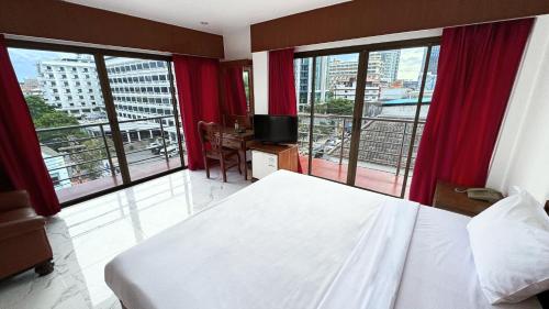 芭達雅中心的住宿－Highfive Hotel Pattaya，市景卧室 - 带1张床