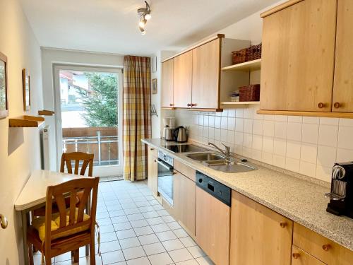 Een keuken of kitchenette bij Ferienwohnung Am Mühlbach 12 mit Bergbahn unlimited