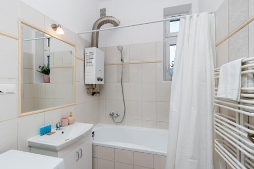 Ένα μπάνιο στο Old Town 2-Bedroom Apartment
