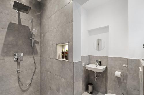een badkamer met een douche en een wastafel bij Frisch renovierte Wohnung - Zentral/Ruhig/Modern in Augsburg
