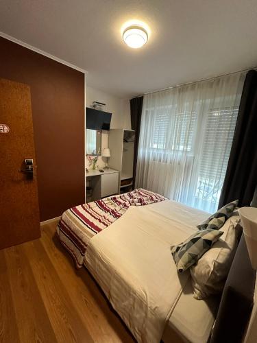Llit o llits en una habitació de Yasha Hotel