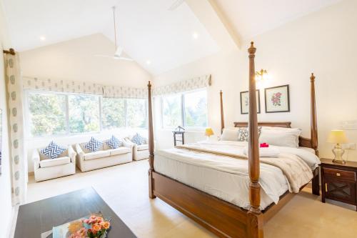 En eller flere senge i et værelse på Hostie Humming Trees - 4BHK Farm house, Opp Westin Sohna