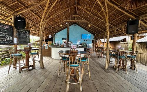 Veitingastaður eða matsölustaður á Mad Monkey Hostel Nacpan Beach