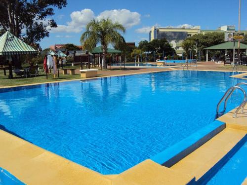 duży błękitny basen w ośrodku w obiekcie Bienestar Federación ZONA CENTRO w mieście Federación