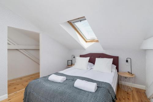 - une chambre avec un lit et 2 oreillers dans l'établissement Starowiślna Apartment with AC & Pet-Friendly by Renters, à Cracovie