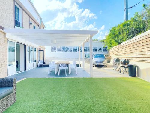 Photo de la galerie de l'établissement La casa Normande Sauna,Jacuzzi,cave a vin -AlRBMB - mieux -1h15 de Paris, à Notre-Dame-de-lʼIsle