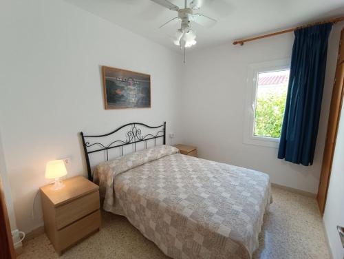 a bedroom with a bed and a window at VILLA REPOSO in Calafat