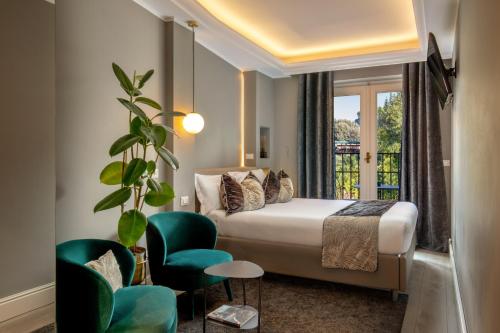 a hotel room with a bed and a window at NAMAN HOTELLERIE - Spagna in Rome