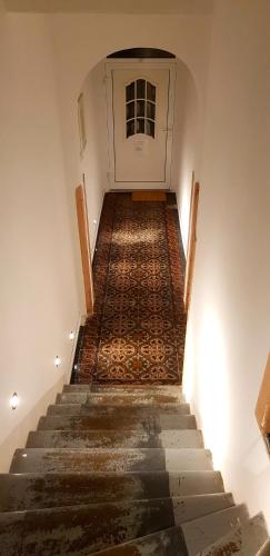 a stairway leading up to a white door at Ferienwohnung am Schloss Colditz in Colditz
