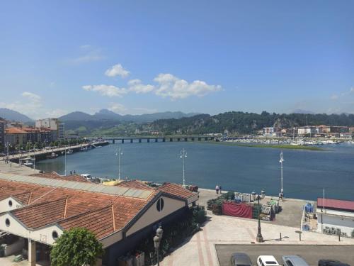 vista su un grande bacino d'acqua con ponte di Apartamento Bergantín Habana VuT a Ribadesella