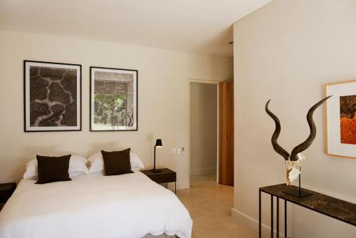 Ένα ή περισσότερα κρεβάτια σε δωμάτιο στο MAISON FRANSCHHOEK