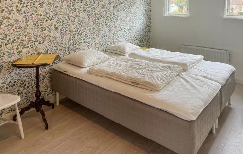 uma cama com duas almofadas num quarto em 4 Bedroom Cozy Home In Beddingestrand em Beddinge Strand