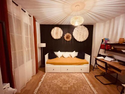 1 dormitorio con cama blanca y pared negra en Serenity - 20 mins from Paris en Chelles