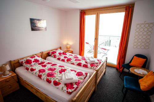 two beds in a room with a window at Ospizio La Veduta in Bivio
