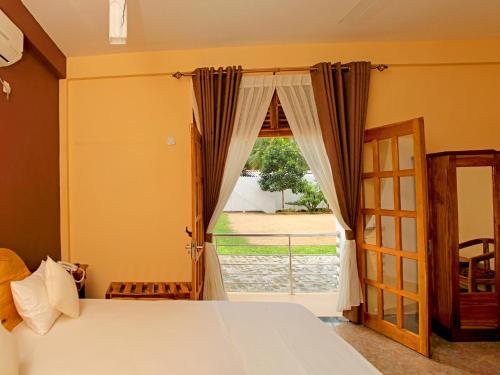 Postel nebo postele na pokoji v ubytování Bluewater Beach Resort