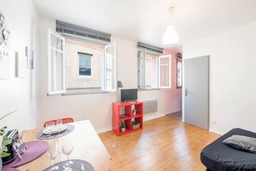 un salon avec un canapé et une table dans l'établissement Saint-Sernin - Centre-ville - Calme - WIFI fibre, à Toulouse