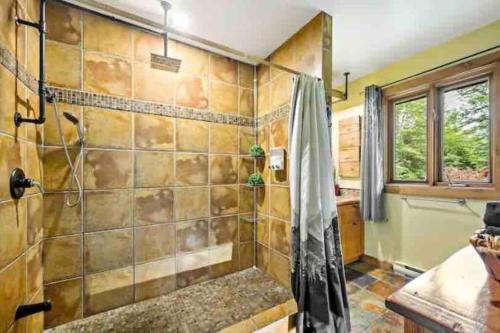 y baño con ducha y cortina de ducha. en Tremblant-Mont-Blanc SPA,Nature,Intimité en Saint-Faustin