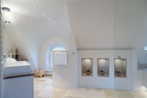 a bathroom with a sink and a shower at NEU Dorfhues Anja friesisch modern urlauben in Kampen Sylt in Kampen