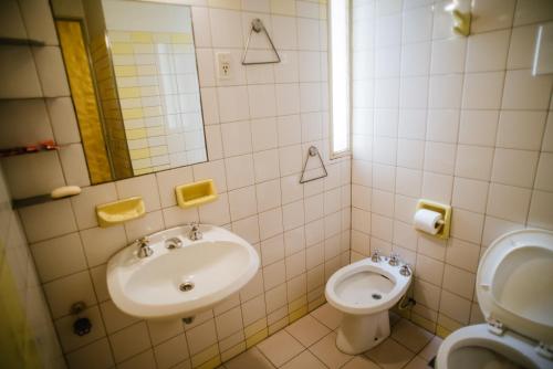 a bathroom with a sink and a toilet at Hotel Panamericano in Barraquero