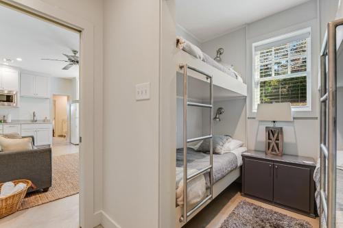 ein Schlafzimmer mit einem Etagenbett und einem Spiegel in der Unterkunft The Barn Suite in Arp