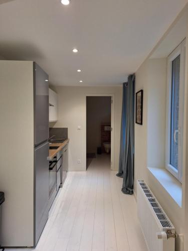 Il comprend une cuisine équipée d'un réfrigérateur. dans l'établissement Très bel appartement au pied du port l'Albâtre, à Saint-Valery-en-Caux