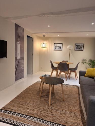 un salon avec un canapé et une table dans l'établissement Très bel appartement au pied du port l'Albâtre, à Saint-Valery-en-Caux