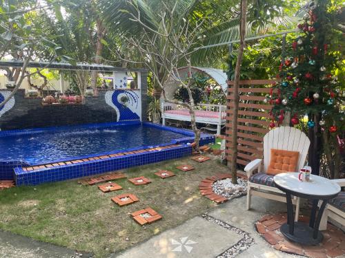 a backyard with a christmas tree and a pool at Casa Vi Mia in Ấp Thiện Sơn