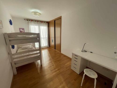 1 dormitorio con escritorio y litera en Grupo Gontad Apto Heol Cabana de Bergantiños, en A Coruña