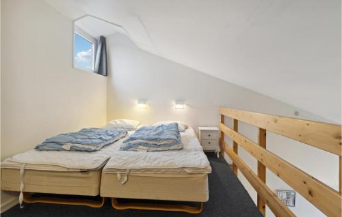 a bedroom with a bed in the corner of a room at Fan Bad, Lejl, 71 in Fanø