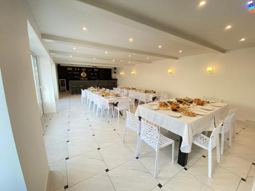 Photo de la galerie de l'établissement La casa Normande Sauna,Jacuzzi,cave a vin -AlRBMB - mieux -1h15 de Paris, à Notre-Dame-de-lʼIsle