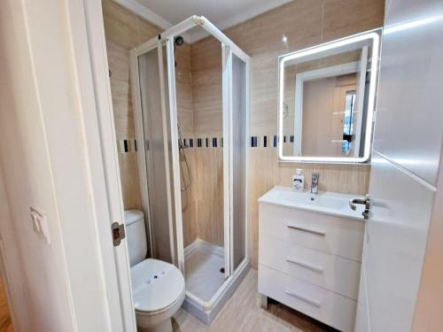 y baño con ducha, aseo y lavamanos. en Stella Maris Village-2Bed, en Fuengirola