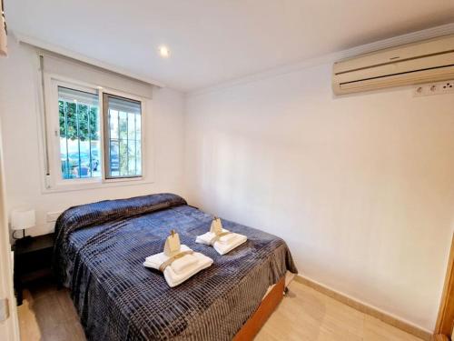 1 dormitorio con 1 cama con toallas en Stella Maris Village-2Bed, en Fuengirola
