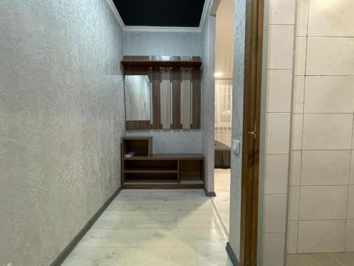 ein Bad mit einem Waschbecken und einem Schrank in der Unterkunft 1-комнатная квартира в центре города, Букетова 38, Казактелеком. in Petropawlowsk