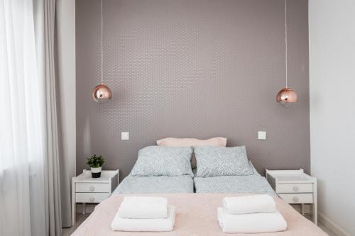 克拉科夫的住宿－Cracow View Residence WAWELOFTS，一间卧室配有带2个枕头的床