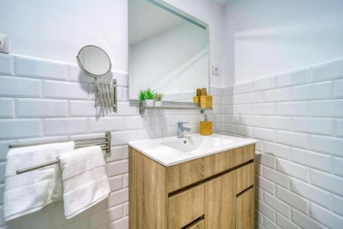La salle de bains est pourvue d'un lavabo et d'un miroir. dans l'établissement (J1) Ubicado en Madrid Centro - 5 personas., à Madrid