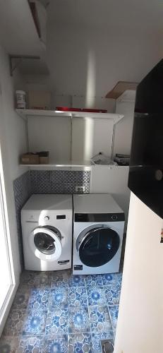 - Lavadora y secadora en una habitación pequeña en MAISON ANZIO E ROSA, en Rávena