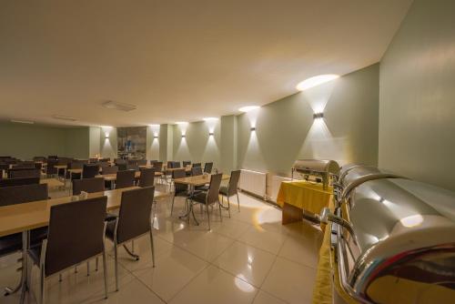 SAFRANBOLU ÇELEBİ OTEL في سافرانبولو: غرفة طعام مع طاولات وكراسي وأضواء