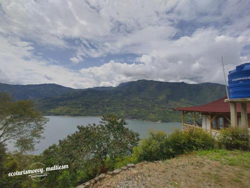 Un paisaje natural cerca del chalet de montaña